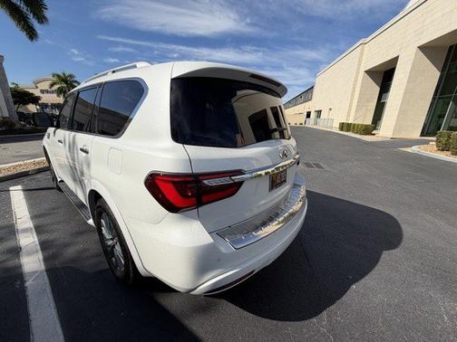 2022 INFINITI QX80 LUXE
