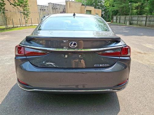2022 Lexus ES 300h Luxury