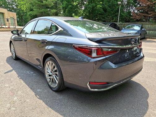2022 Lexus ES 300h Luxury