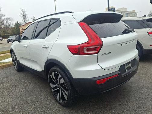 2024 Volvo XC40 B5 Plus Dark Theme