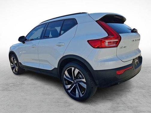 2024 Volvo XC40 B5 Plus Dark Theme
