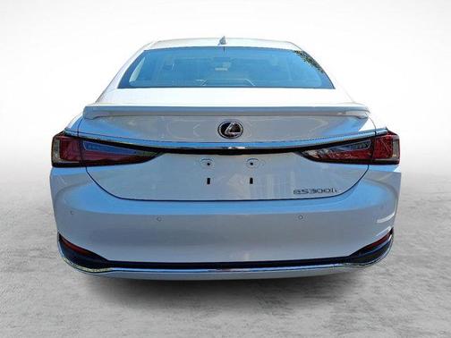 2025 Lexus ES 300h F SPORT Design