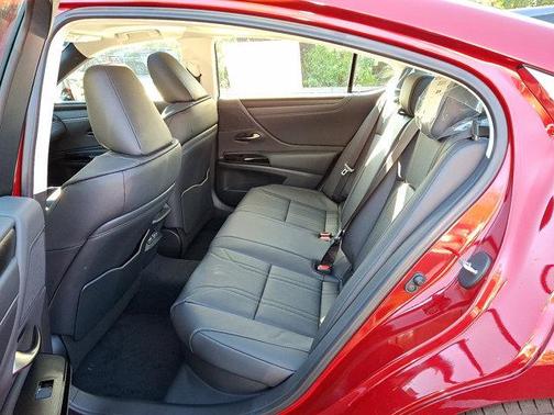 2025 Lexus ES 300h Luxury