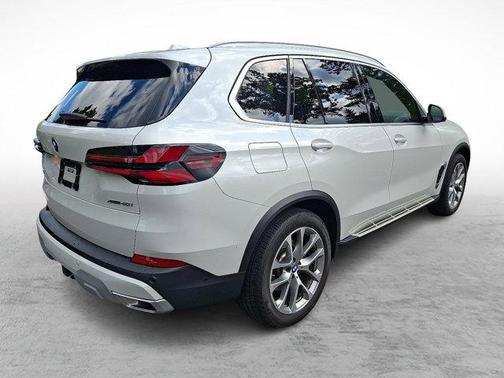 Mineral White Metallic 2024 BMW X5 xDrive40i