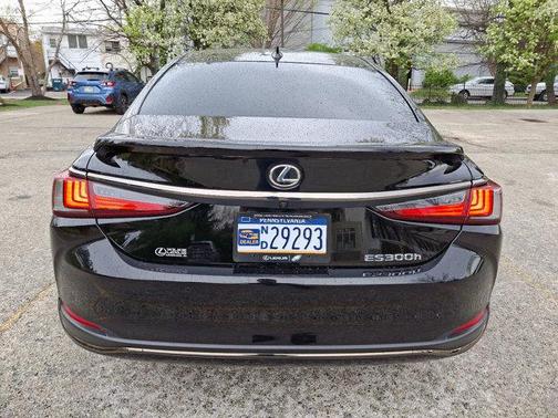 2023 Lexus ES 300h F SPORT Handling