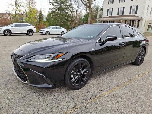 2023 Lexus ES 300h F SPORT Handling