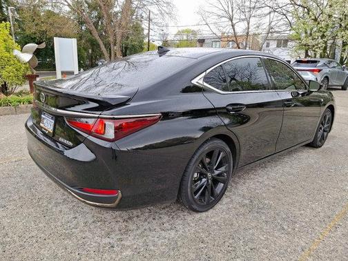 2023 Lexus ES 300h F SPORT Handling