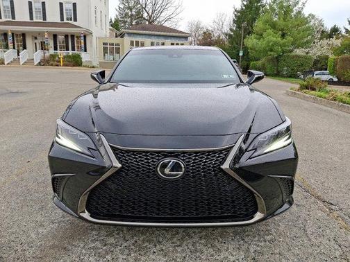 2023 Lexus ES 300h F SPORT Handling