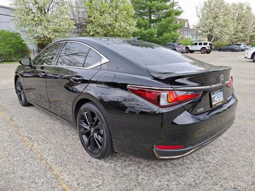 2023 Lexus ES 300h F SPORT Handling