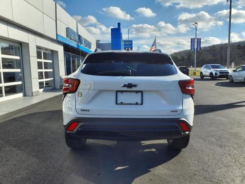 Summit White 2025 Chevrolet Trax FWD 4dr 2RS