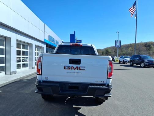 Summit White 2022 GMC Canyon 4WD Crew Cab 128" AT4 w/Cloth