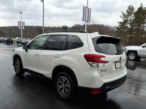 Crystal White Pearl 2021 Subaru Forester Premium CVT