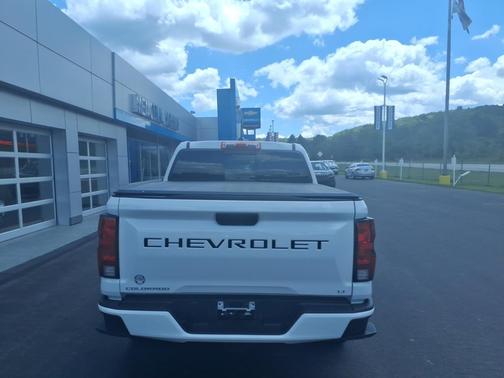 Summit White 2023 Chevrolet Colorado 4WD Crew Cab LT