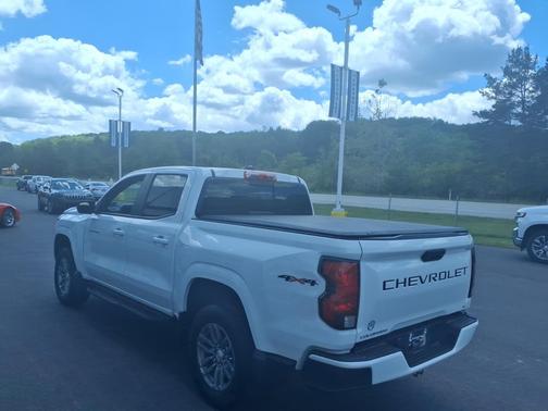 Summit White 2023 Chevrolet Colorado 4WD Crew Cab LT