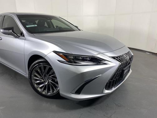 2025 Lexus ES 300h Ultra Luxury