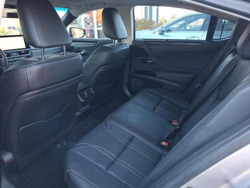 2025 Lexus ES 300h Ultra Luxury