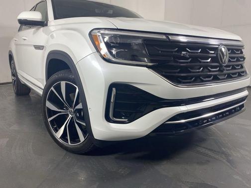 Opal White Pearl 2024 Volkswagen Atlas Cross Sport 2.0T SEL Premium