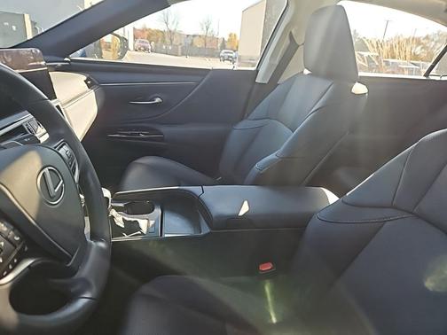 2023 Lexus ES 300h Base