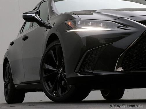 2025 Lexus ES 300h Base