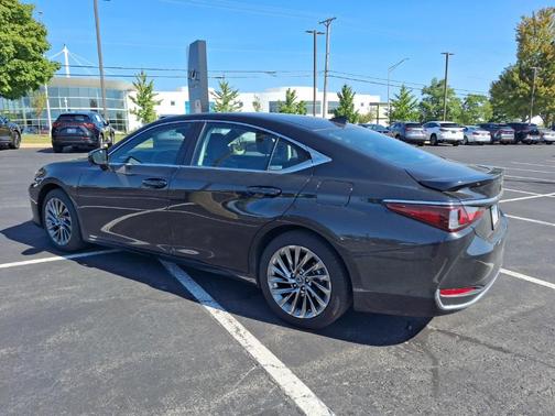 2024 Lexus ES 300h Luxury
