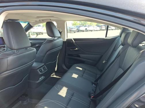 2024 Lexus ES 300h Luxury