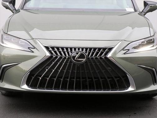2025 Lexus ES 300h Ultra Luxury