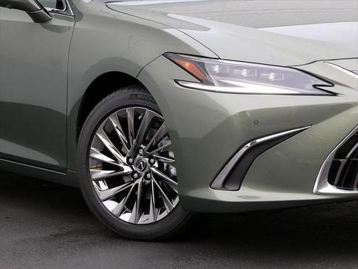 2025 Lexus ES 300h Ultra Luxury