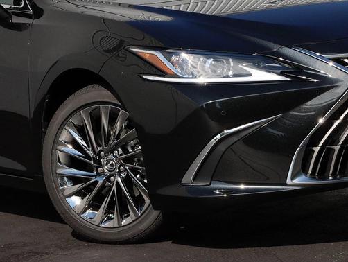 2025 Lexus ES 300h Luxury