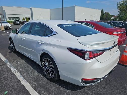 2025 Lexus ES 300h Ultra Luxury