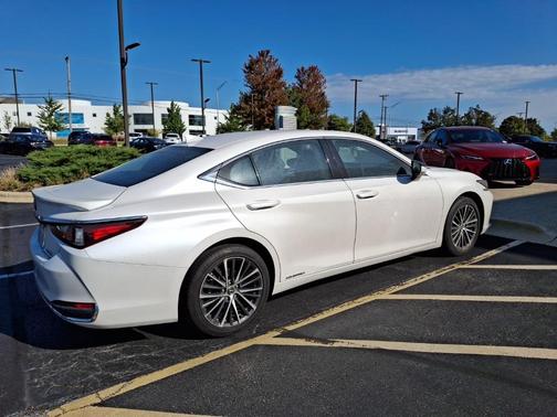 2022 Lexus ES 300h Base