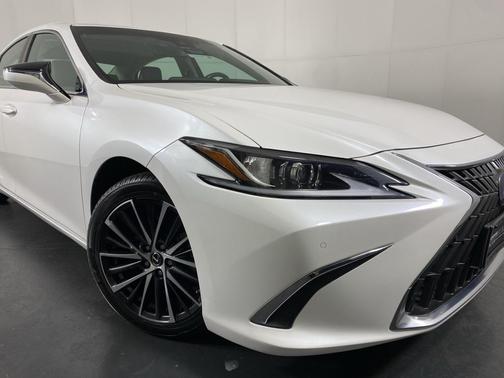 2022 Lexus ES 300h Base