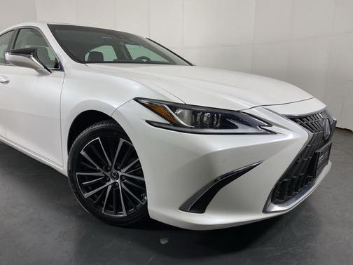 2022 Lexus ES 300h Base