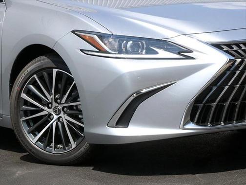 2025 Lexus ES 300h Base