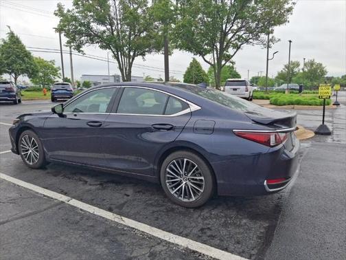 2025 Lexus ES 300h Base