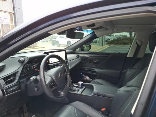 2025 Lexus ES 300h Ultra Luxury