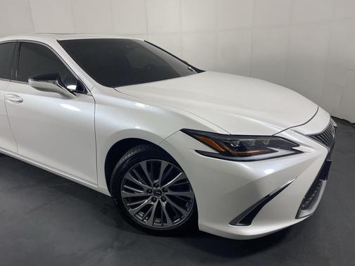 White Pearl 2019 Lexus ES 350 Luxury