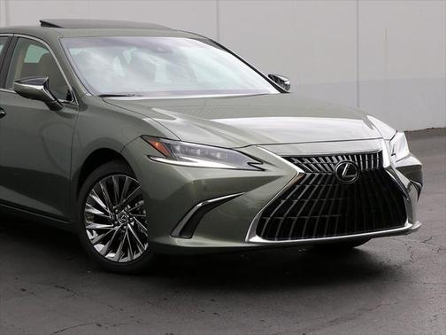2025 Lexus ES 300h Ultra Luxury