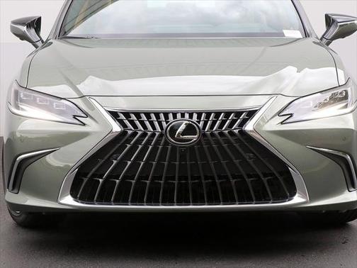 2025 Lexus ES 300h Ultra Luxury