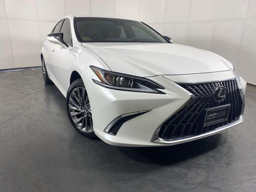 Eminent White Pearl 2025 Lexus ES 300h Luxury