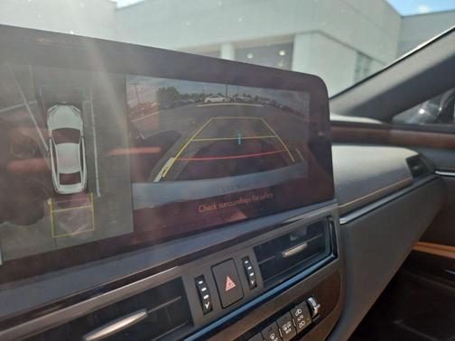 Eminent White Pearl 2025 Lexus ES 300h Luxury