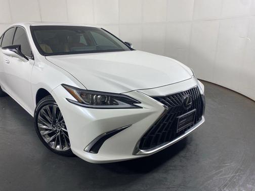 Eminent White Pearl 2025 Lexus ES 300h Luxury