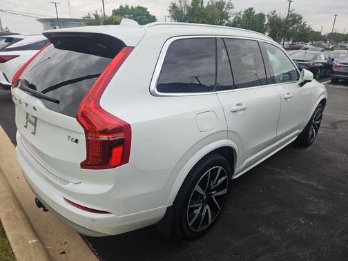 Crystal White Metallic 2022 Volvo XC90 T6 Momentum