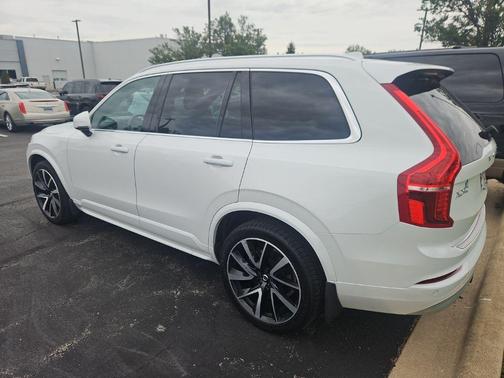 Crystal White Metallic 2022 Volvo XC90 T6 Momentum