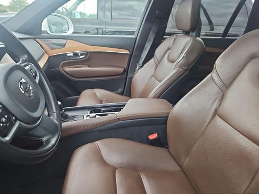Crystal White Metallic 2022 Volvo XC90 T6 Momentum
