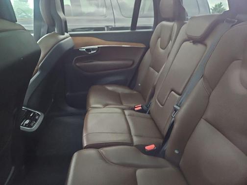 Crystal White Metallic 2022 Volvo XC90 T6 Momentum