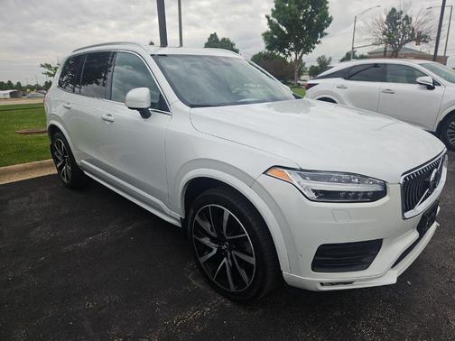 Crystal White Metallic 2022 Volvo XC90 T6 Momentum