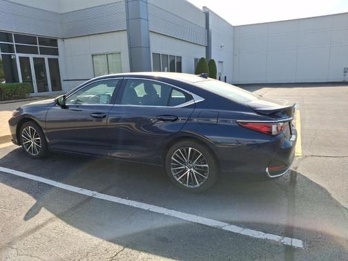 2024 Lexus ES 300h Base