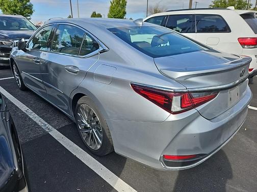 2023 Lexus ES 300h Luxury
