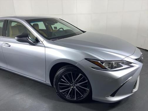 2025 Lexus ES 300h Base