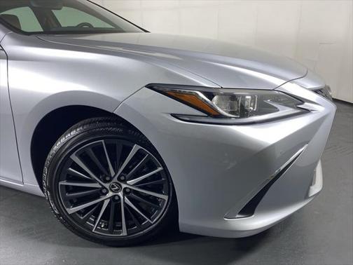 2025 Lexus ES 300h Base